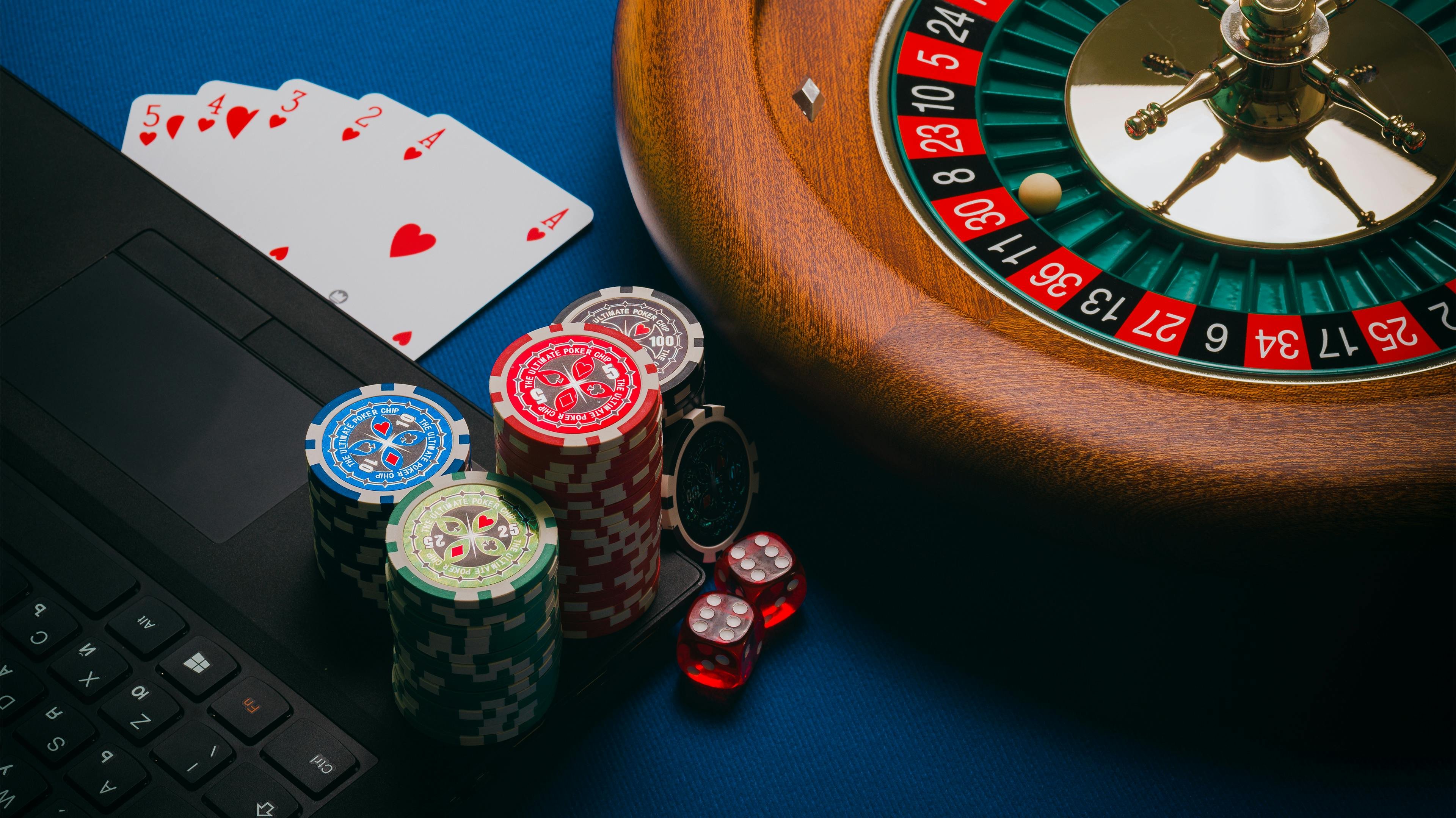 Layar pemilihan permainan dalam aplikasi puton888 menampilkan slot dan meja dealer langsung